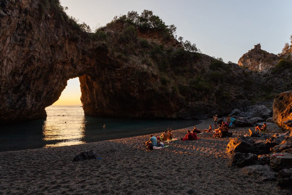 spiaggia dell'arcomagno al tramonto