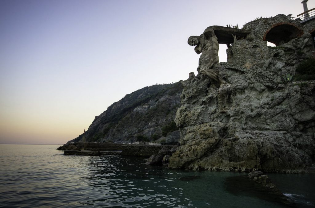 monterosso-statua-gigante