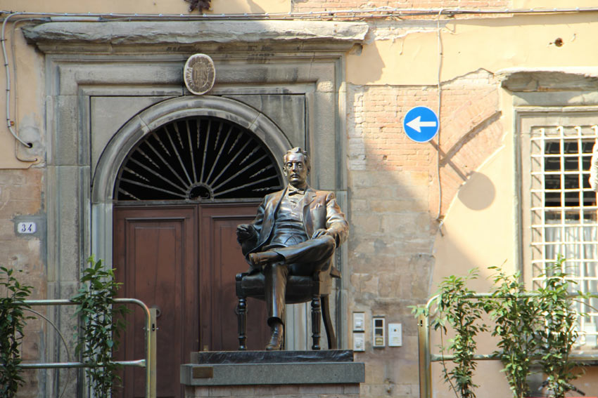 monumento giacomo puccini lucca