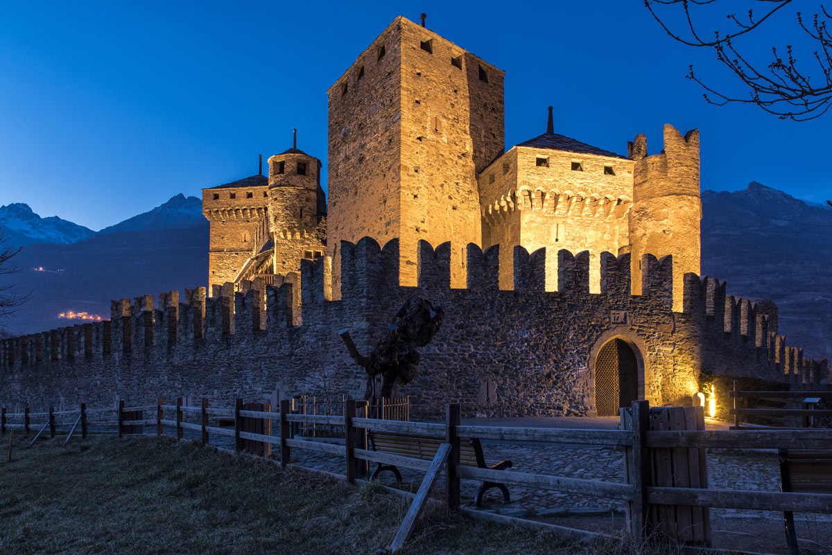 castel fenis di notte