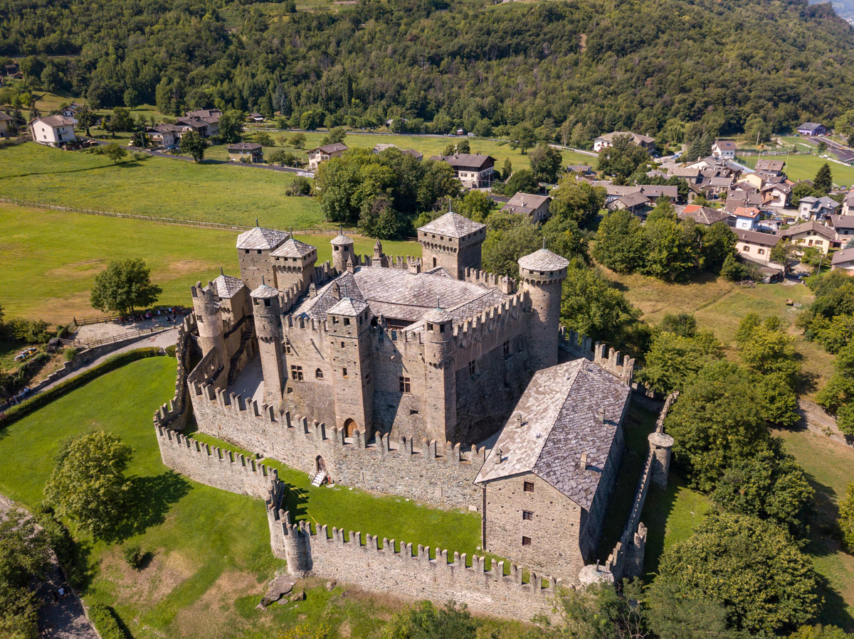 castel di fenis visto dall'alto