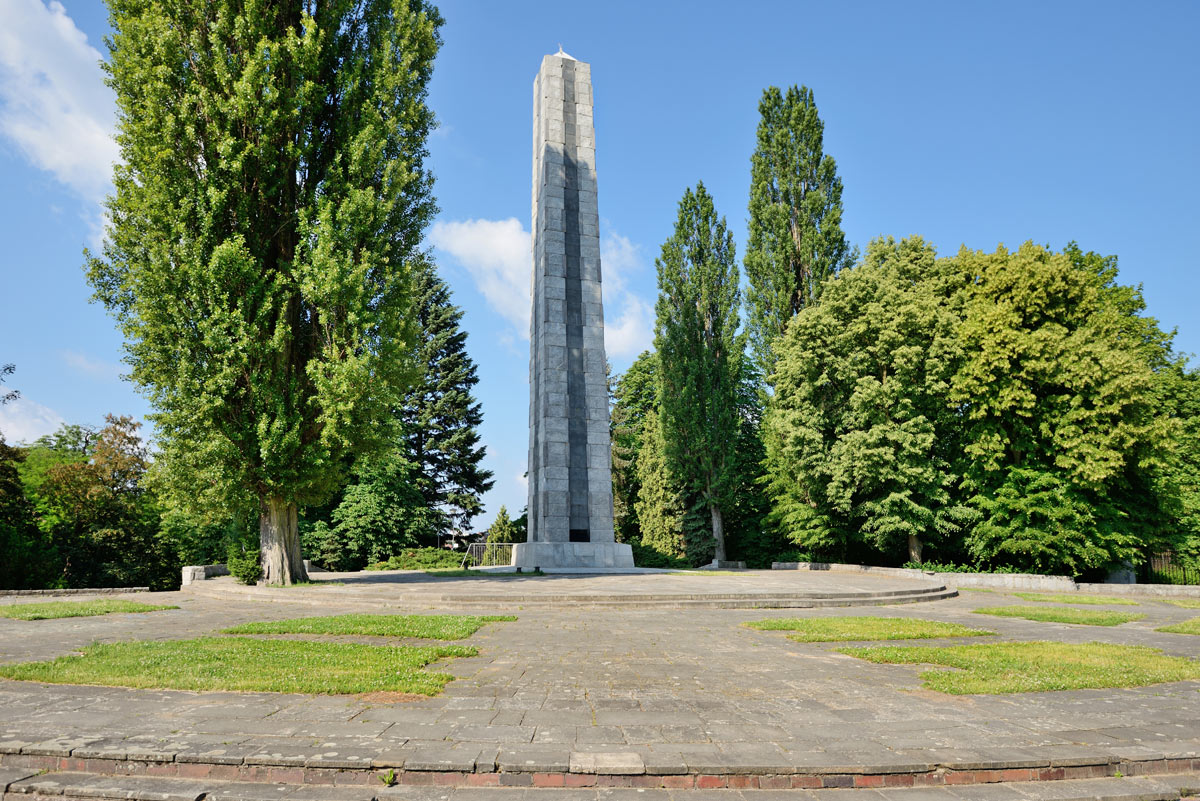 monumento agli eroi nel parco cytadela