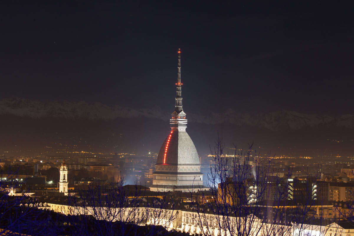 la mole antonelliana di notte