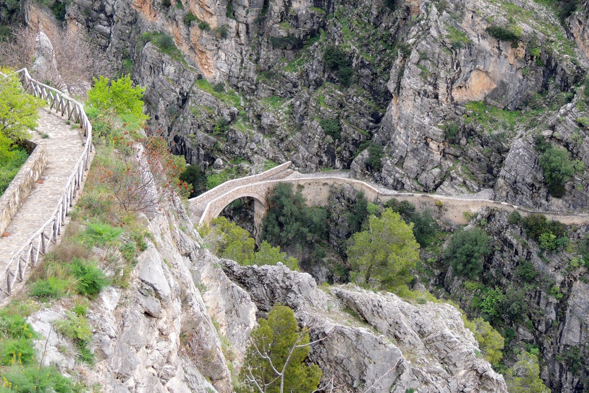 ponte del diavolo alle gole del ravanello