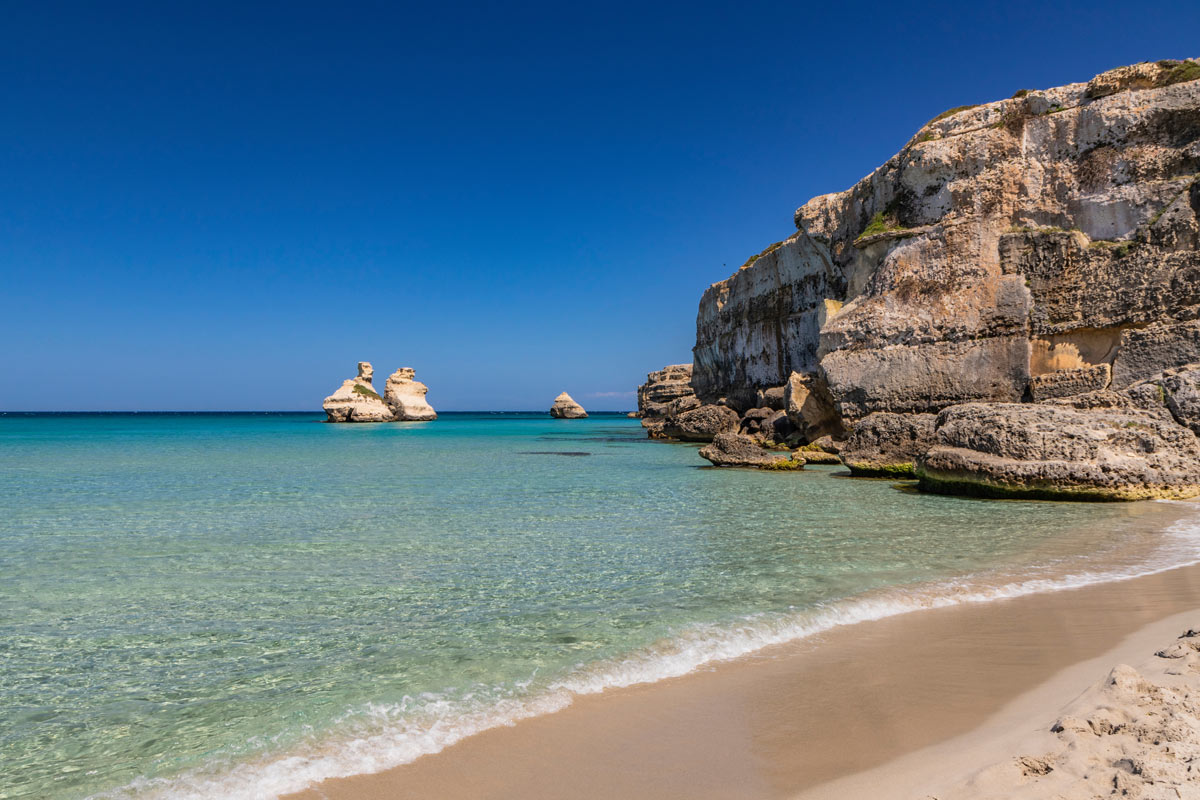 spiaggia di torre dell'orso in puglia