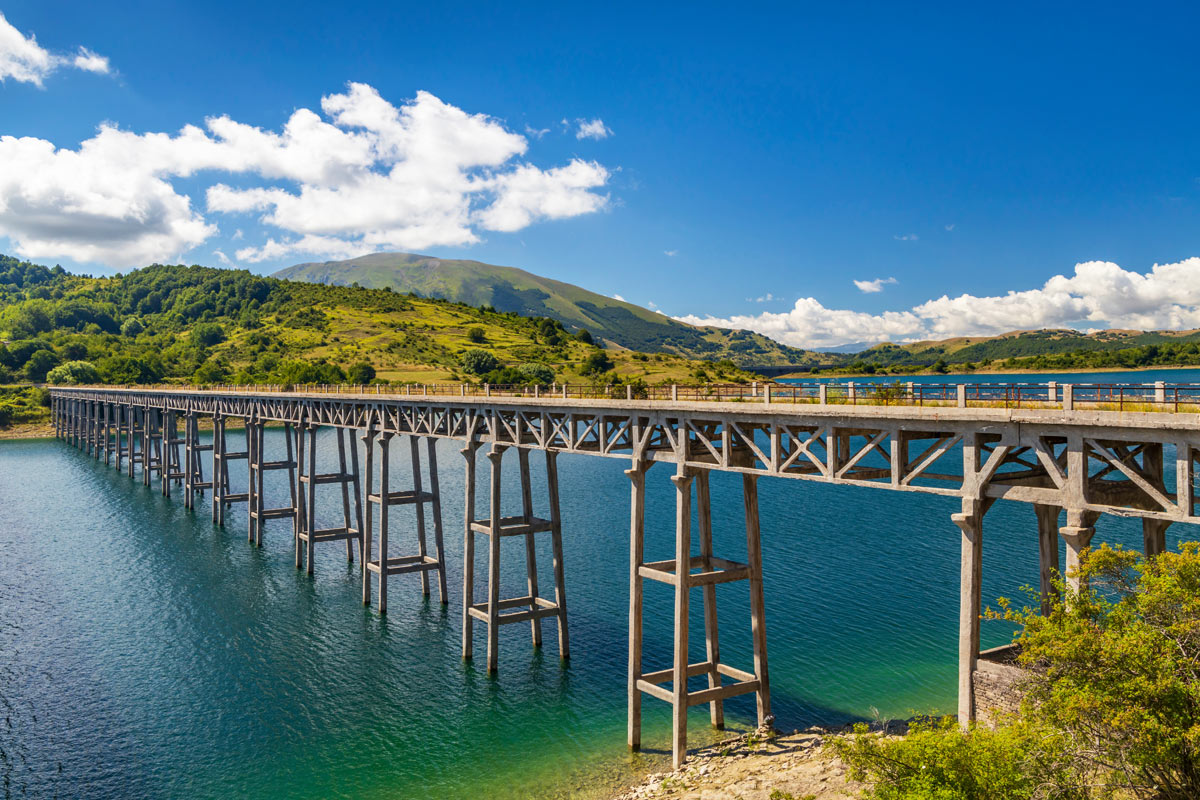 lago di campotosto in abruzzo