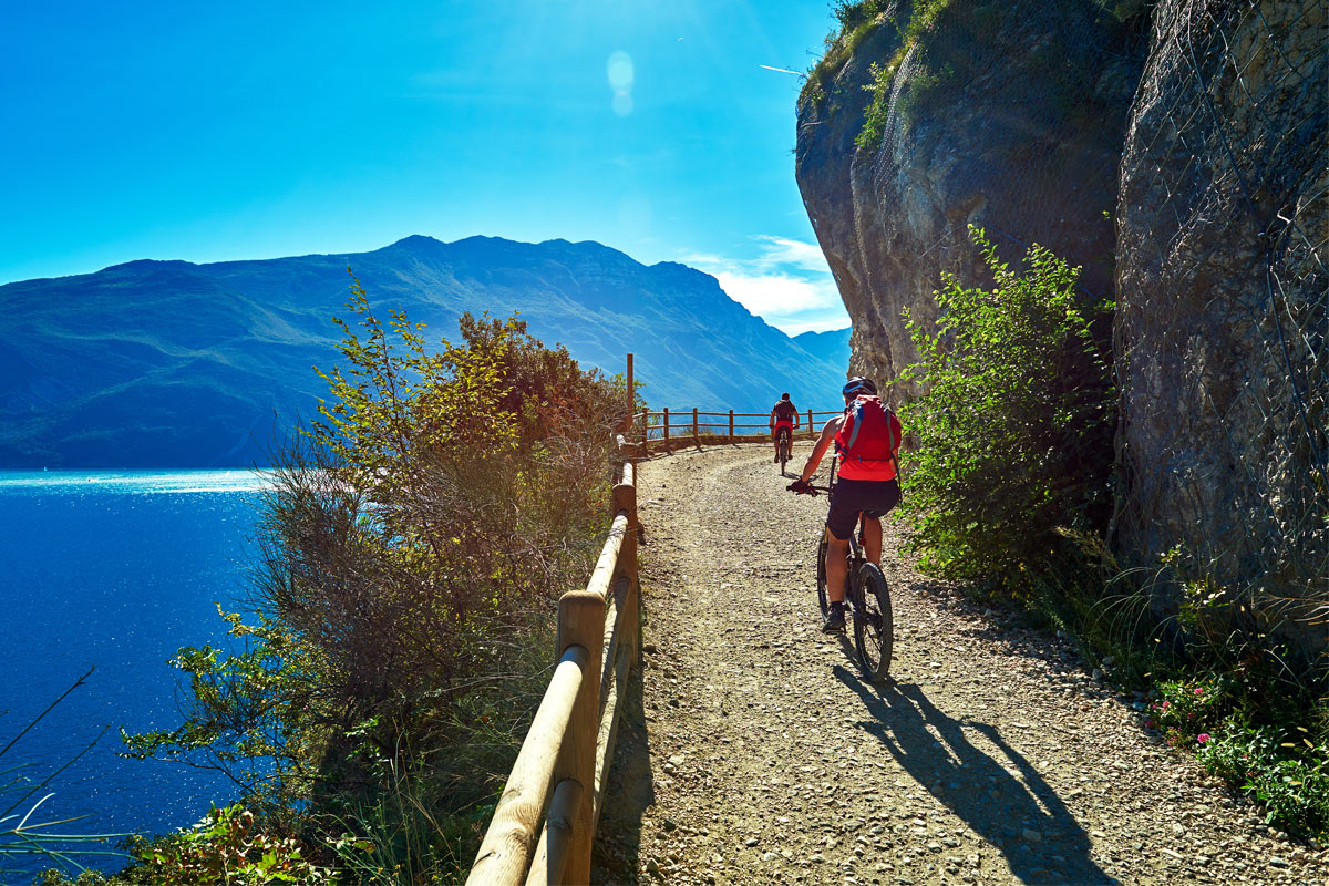uomini in bici al lago di Garda