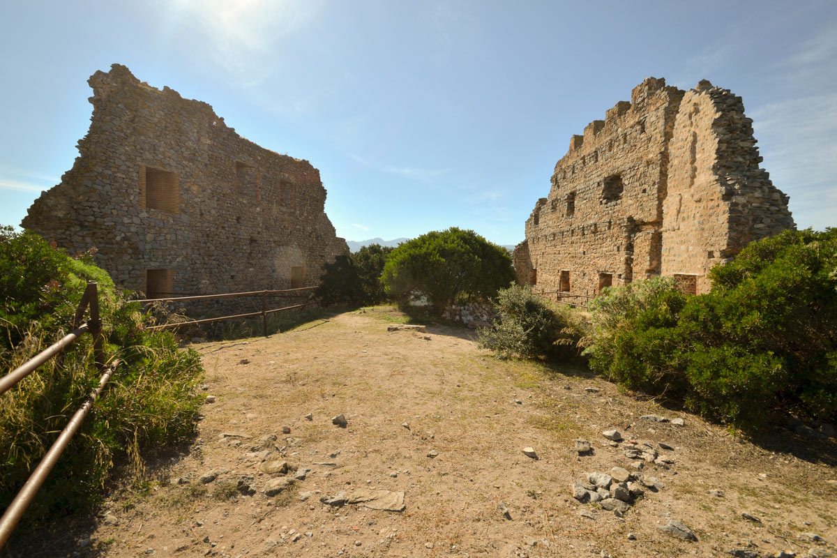 resti del castello di acquafredda in Sardegna
