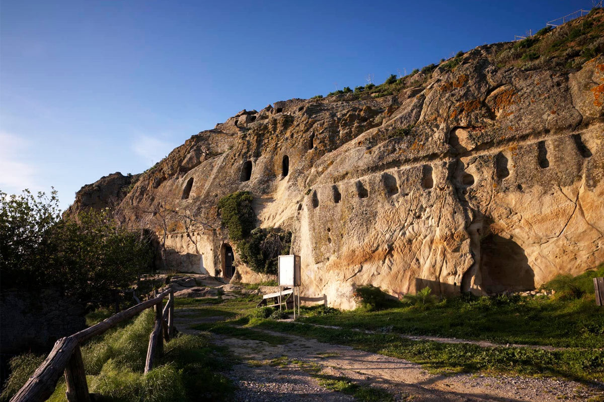 grotte della Gurfa in Sicilia