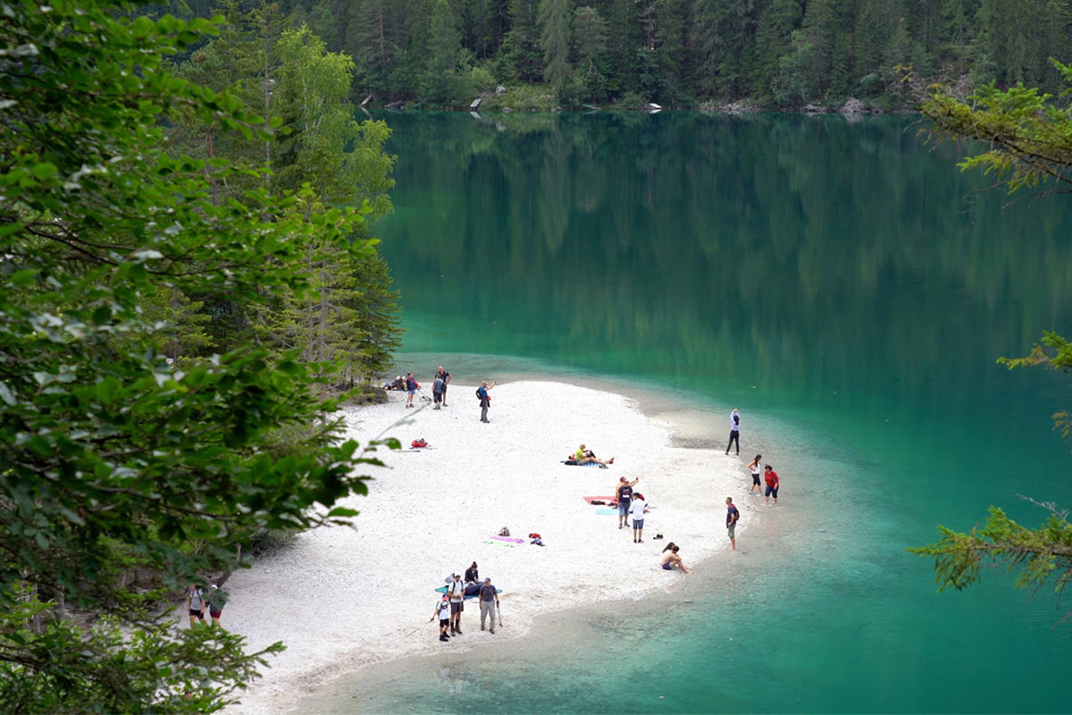 spiaggia bianca al lago di tovel