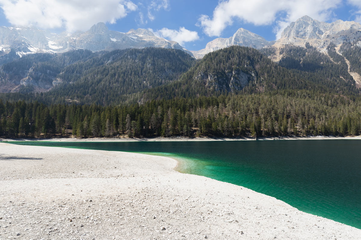 spiaggia bianca al lago di tovel