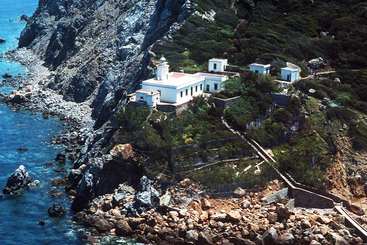 monastero sull'isola di Zannone