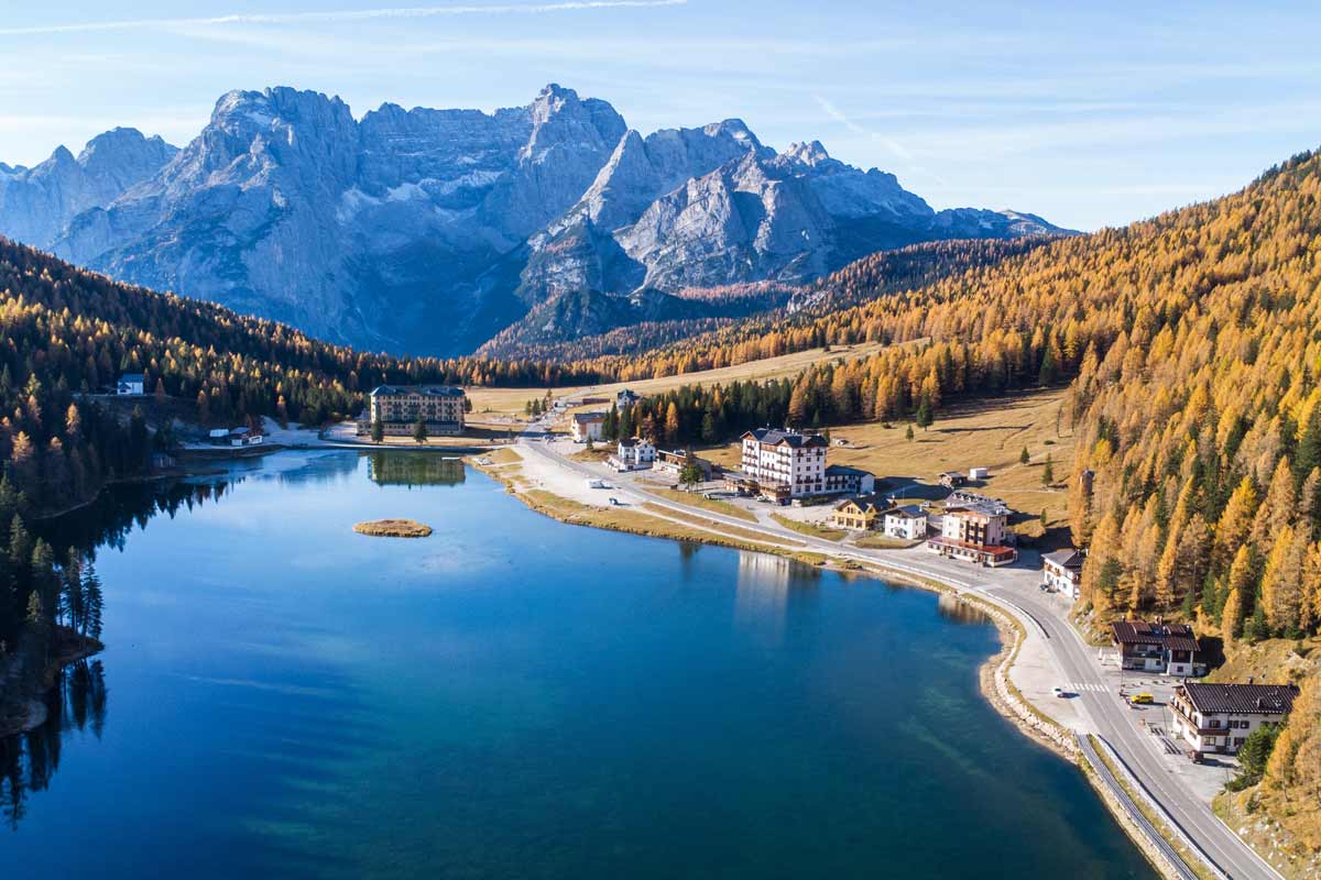 lago di misurina in autunno