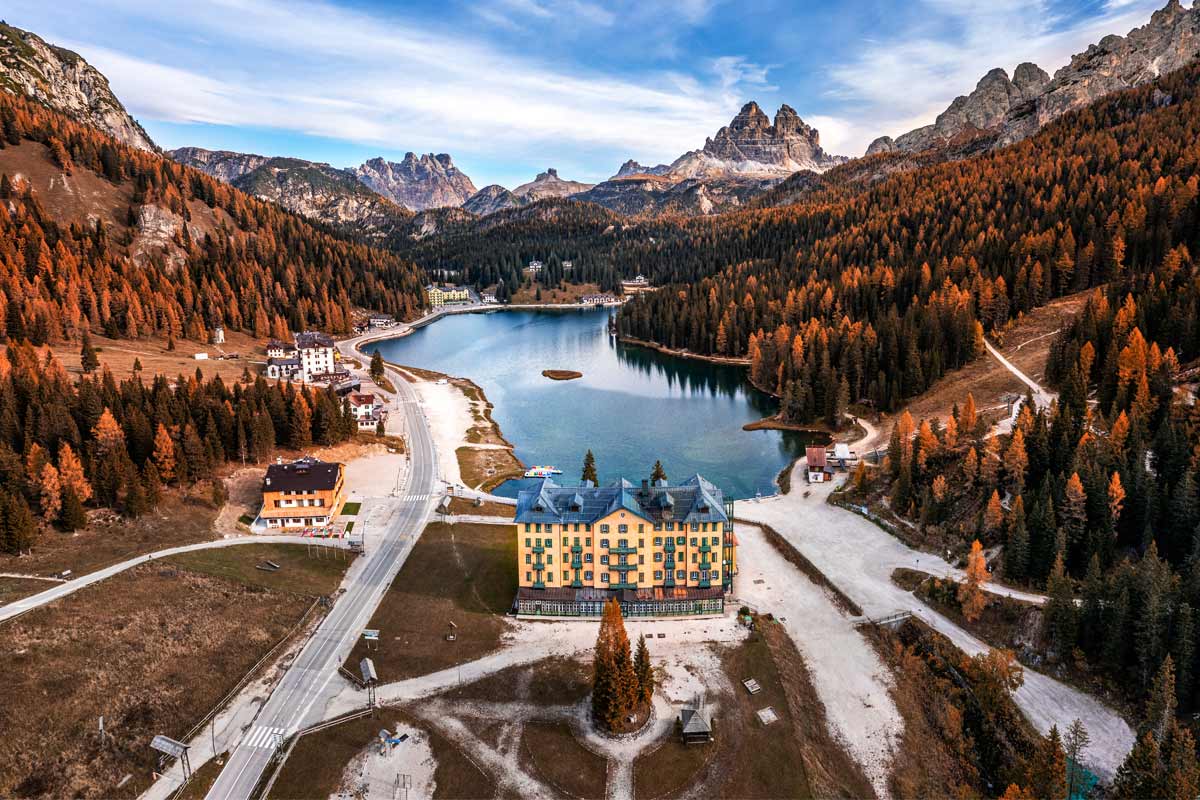 lago di misurina in autunno