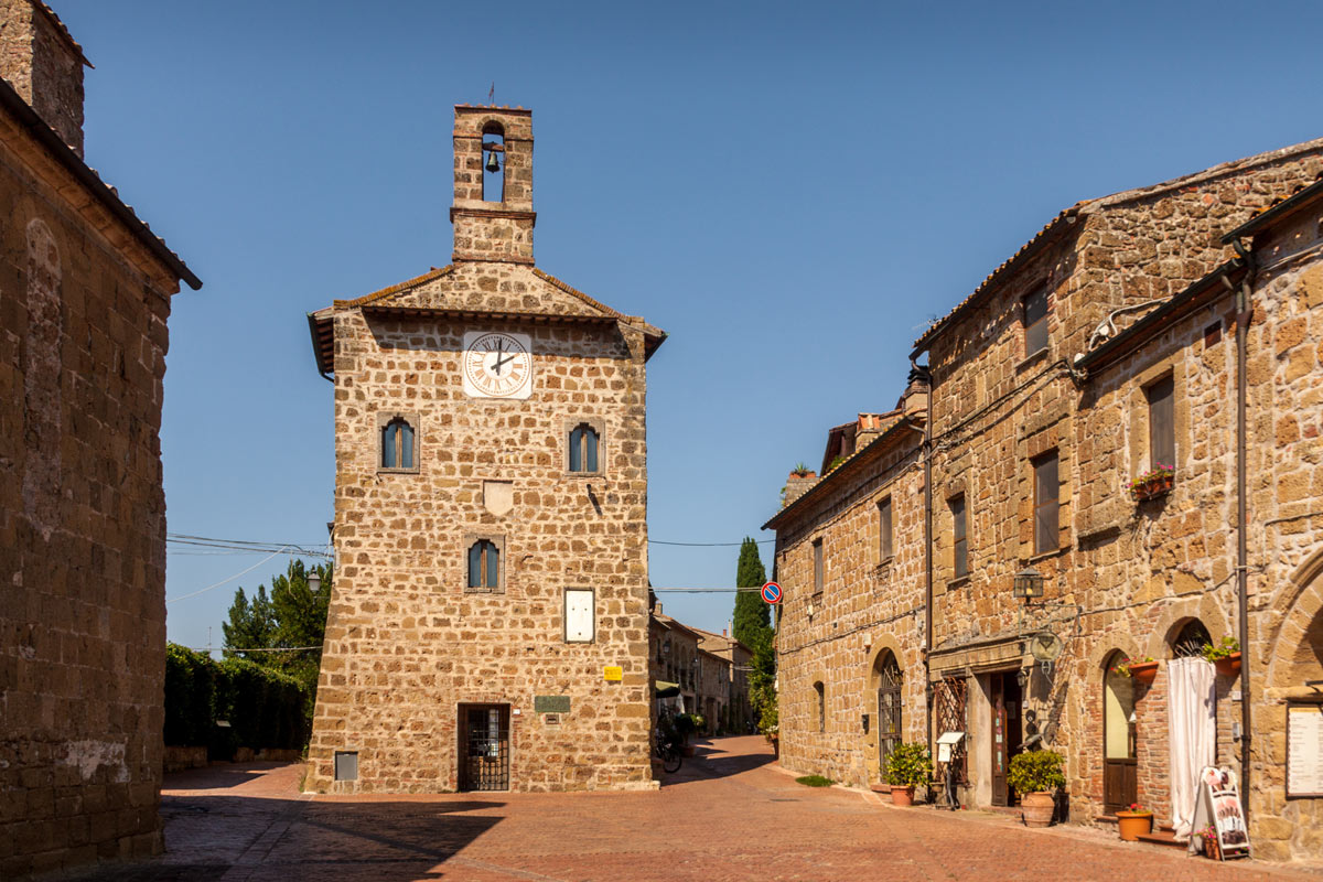 chiesa nel borgo di Sovana, Toscana