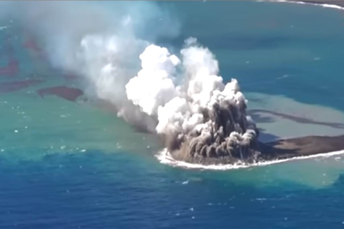 isola giapponese nata da eruzione vulcanica