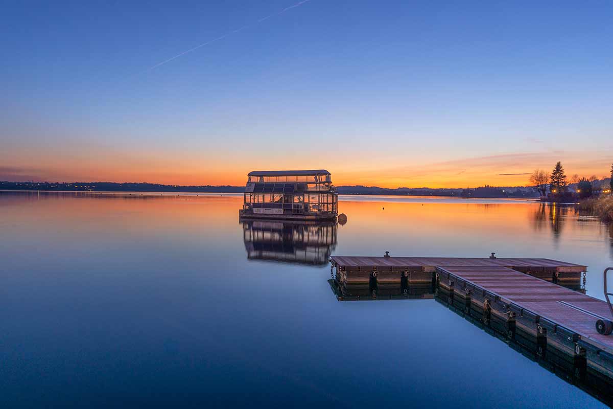 lago di pusiano al tramonto