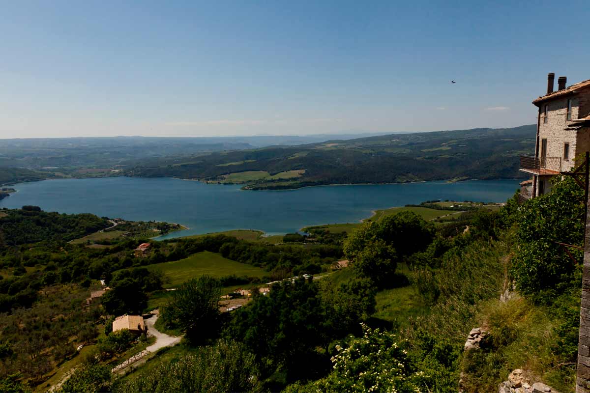 vista sul lago di Corbara in Umbria