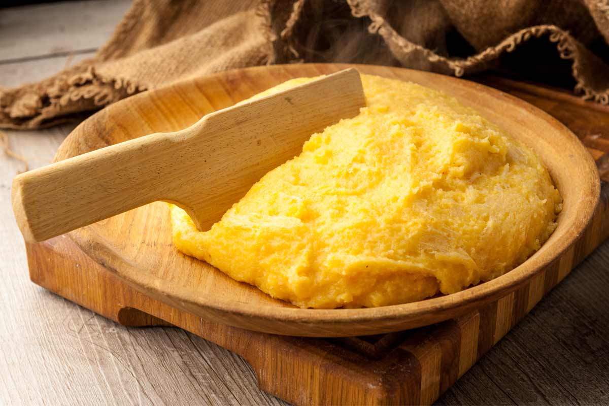 polenta su piatto di legno