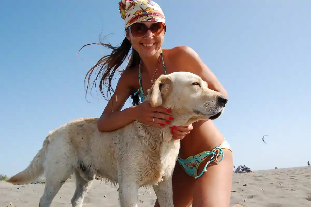 donna in spiaggia con il cane