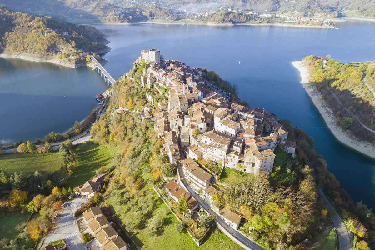 Castel di Tora e lago del Turano