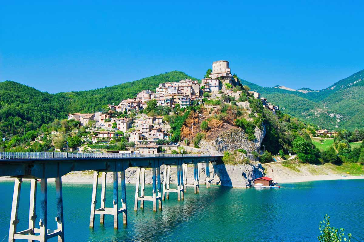 Castel di Tora nel Lazio