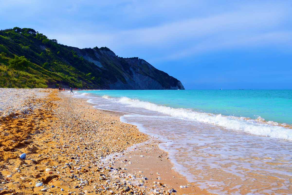 spiaggia di Mezzavalle nelle Marche