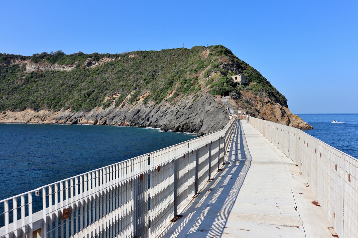 ponte verso la Riserva Naturale di Vivara