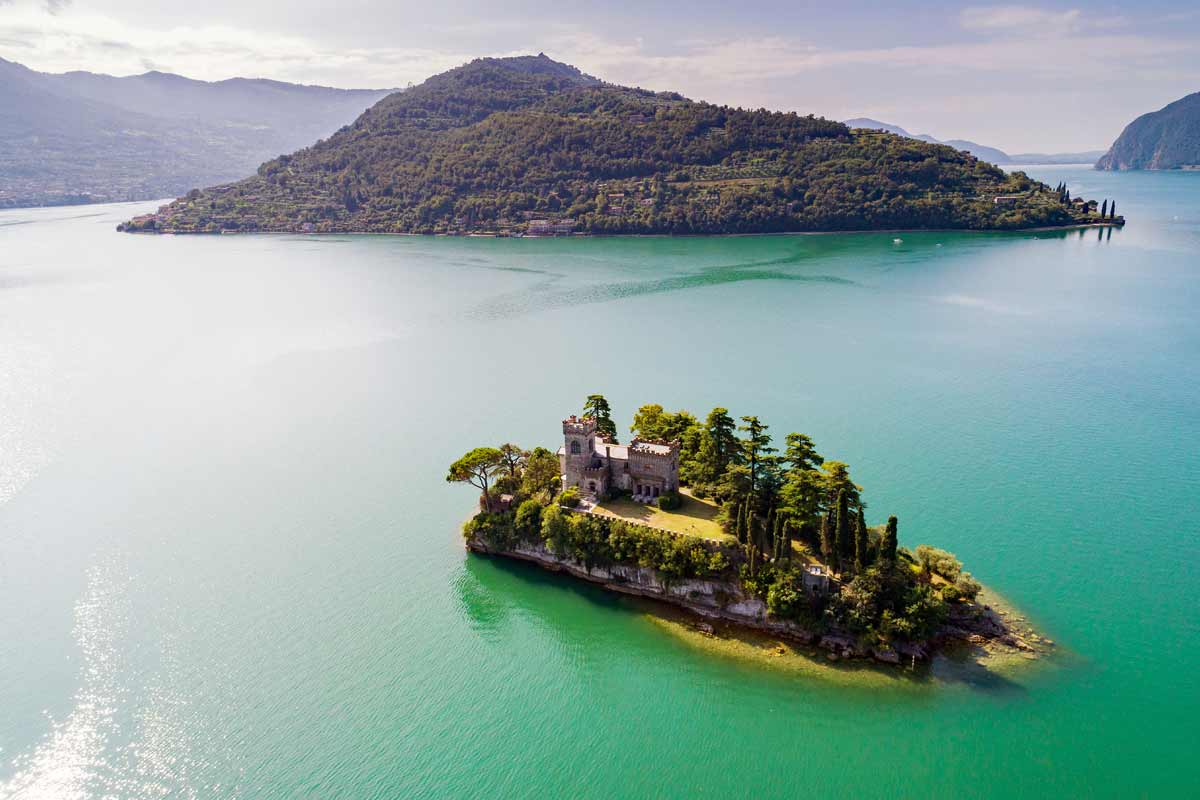 isola di Loreto sul lago d'Iseo