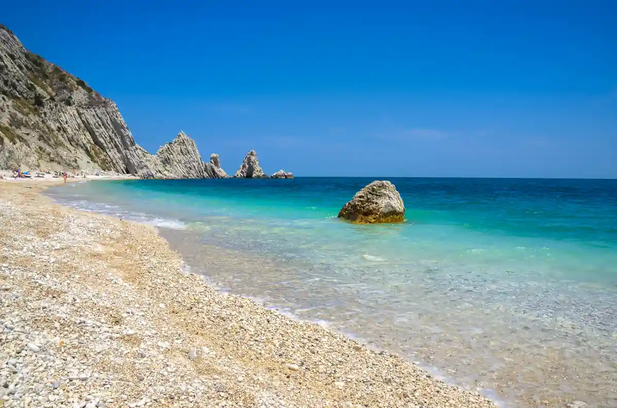 spiaggia delle due sorelle nelle Marche