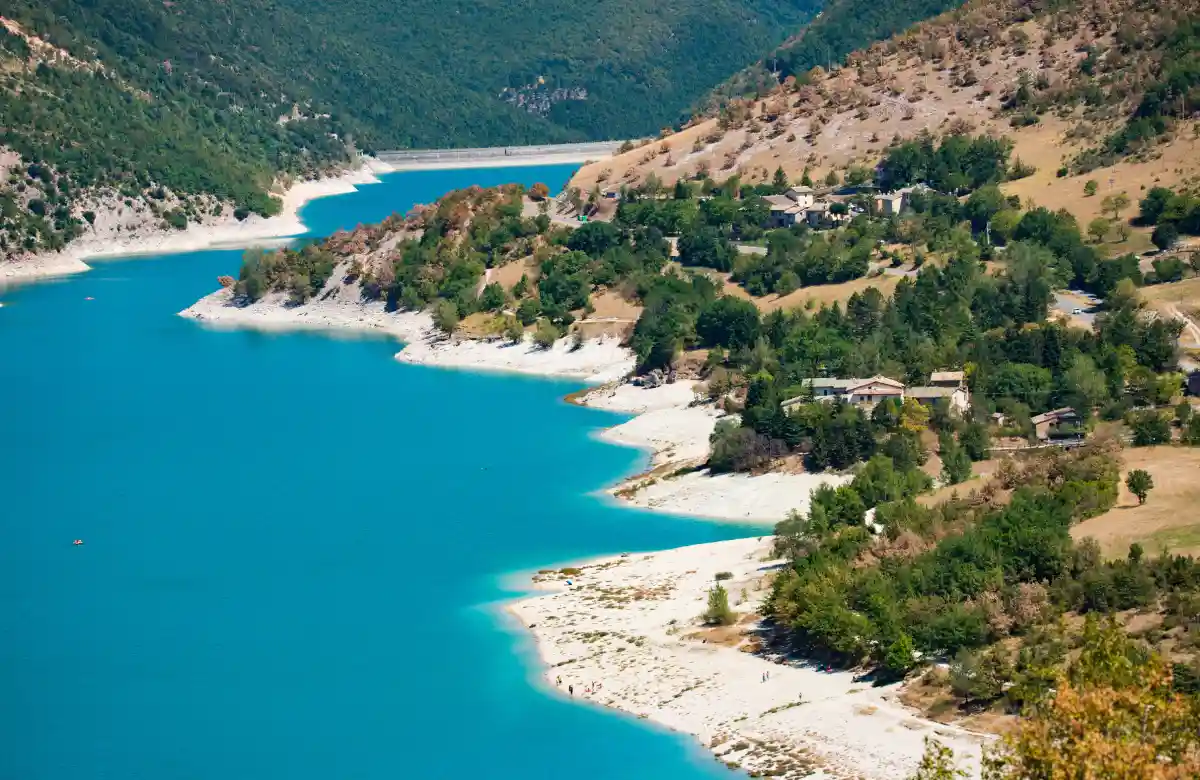sponde del lago di Fiastra