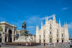 piazza Duomo e statua equestre di Vittorio Emanuele a Milano