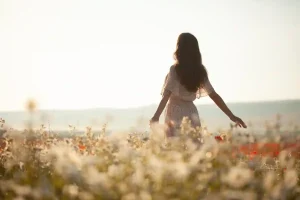 donna in un campo di primavera