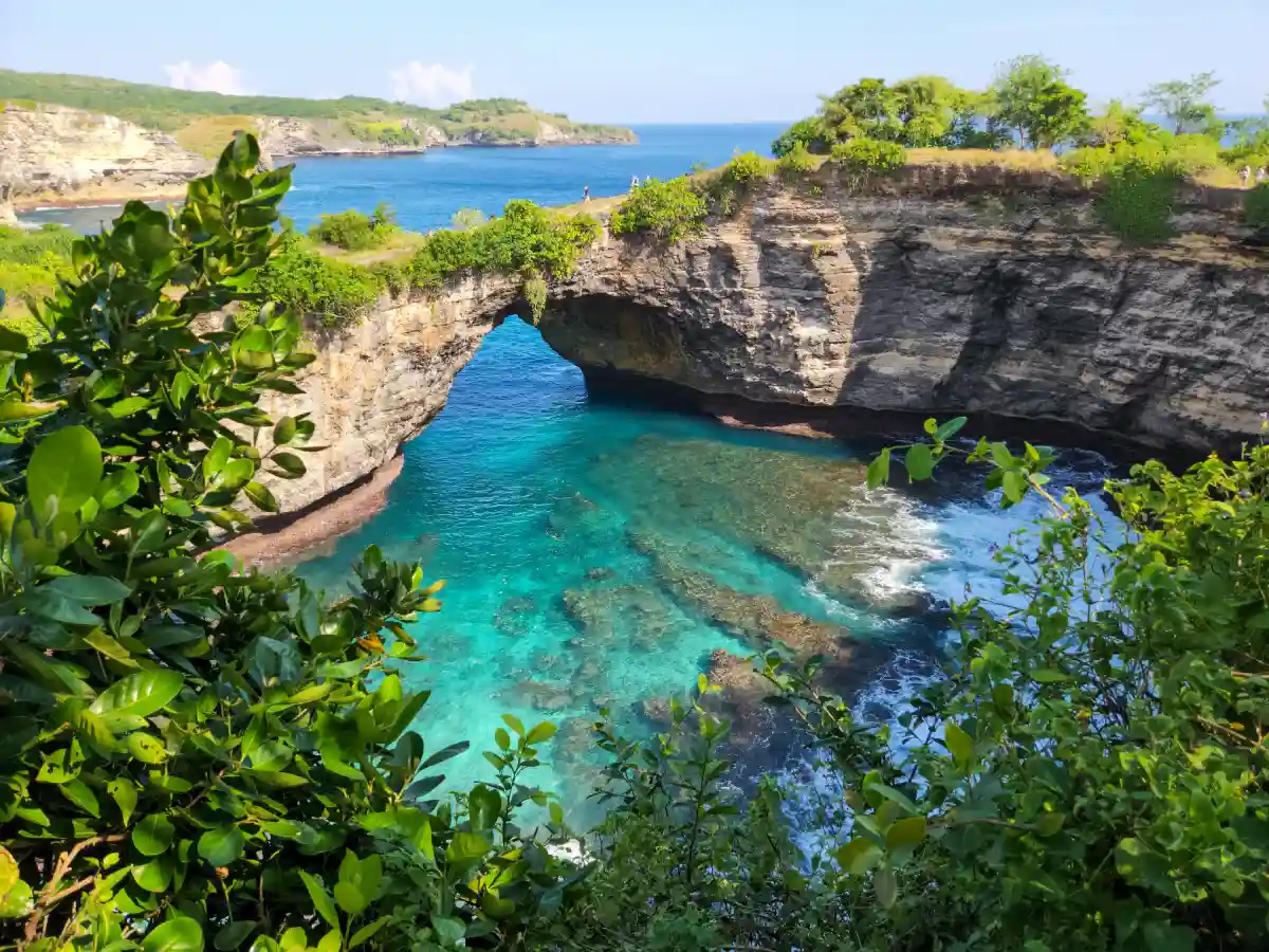 Broken beach, una baia circolare con un arco scavato nella roccia