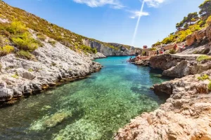 Porto Limnionas, caletta nascosta tra le rocce a Zante