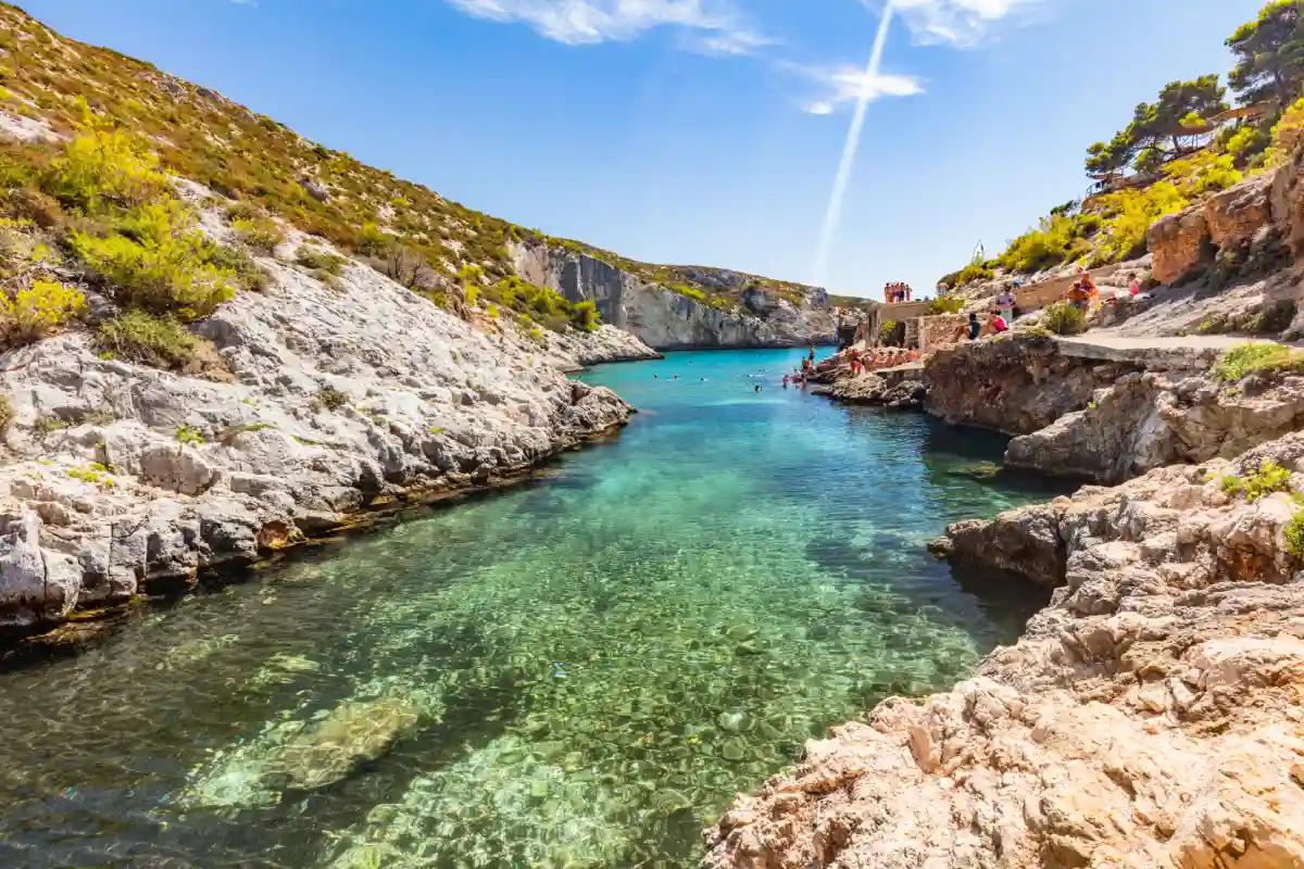 Porto Limnionas, caletta nascosta tra le rocce a Zante