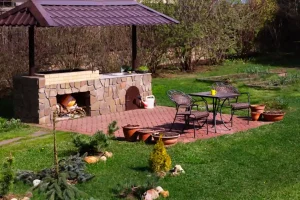 barbecue in muratura in giardino