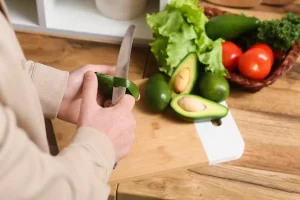 donna che taglia un avocado