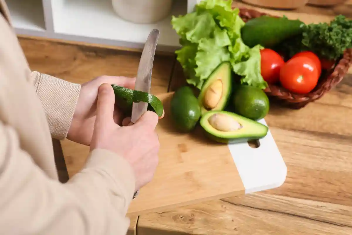 donna che taglia un avocado