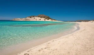 spiaggia sull'isola di Elafonisos in Grecia