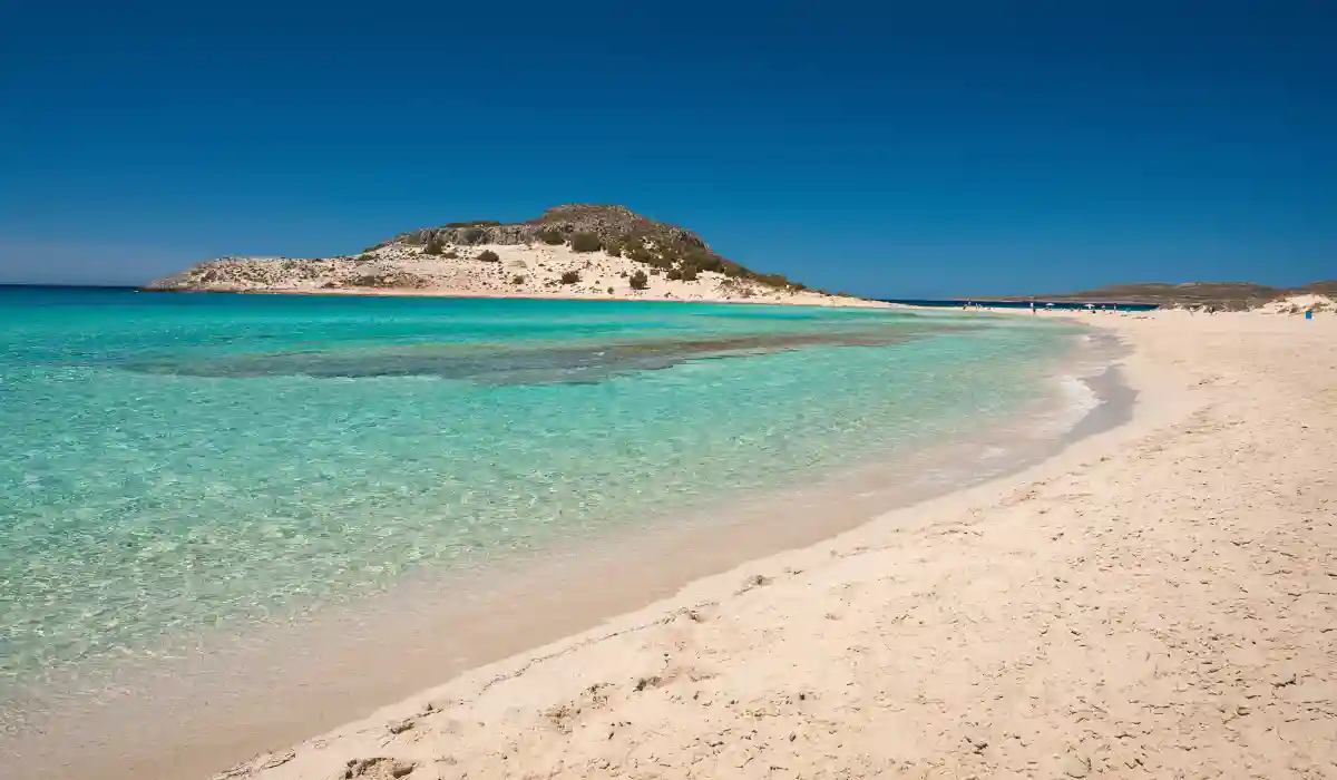 spiaggia sull'isola di Elafonisos in Grecia