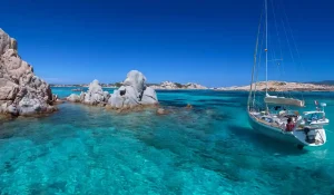 gita in barca nell'arcipelago de La Maddalena in Sardegna