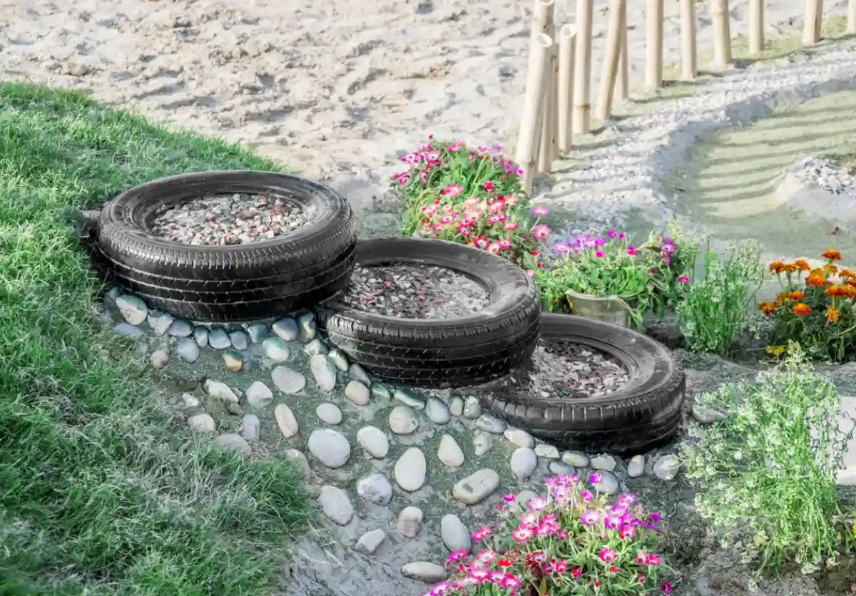 scaletta in giardino realizzata con pneumatici usati
