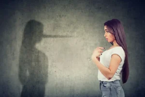 donna bugiarda fa i conti con la sua ombra