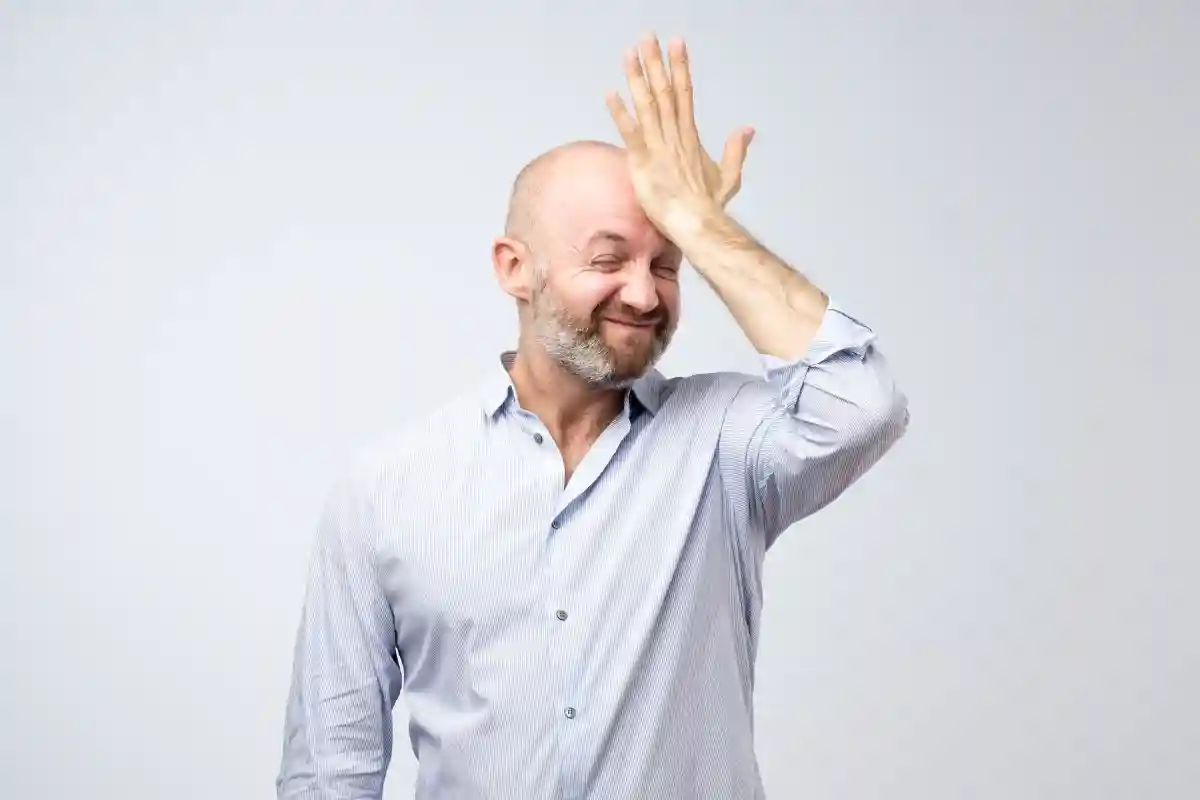 uomo si accorge di aver sbagliato