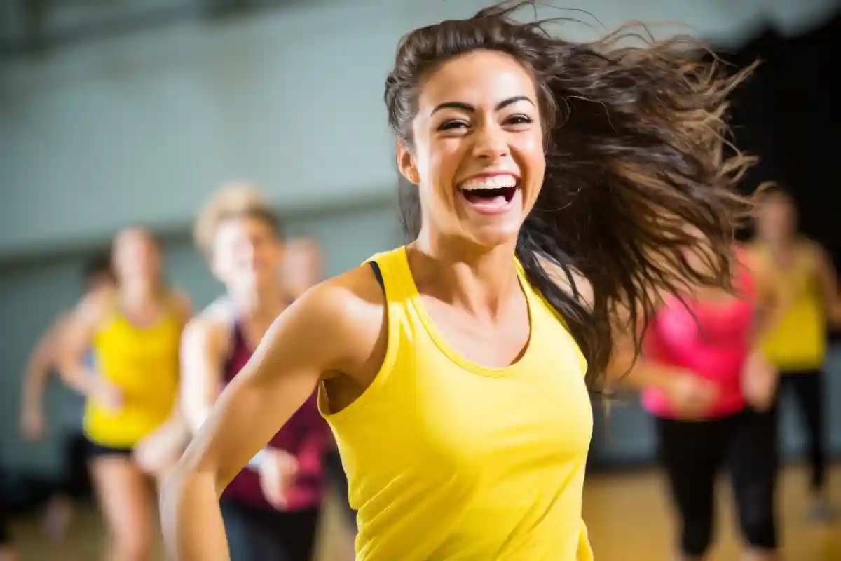 donna energica che balla zumba