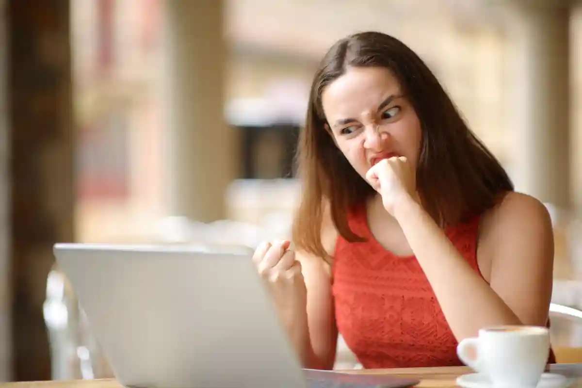 donna con pugno in bocca prende il controllo