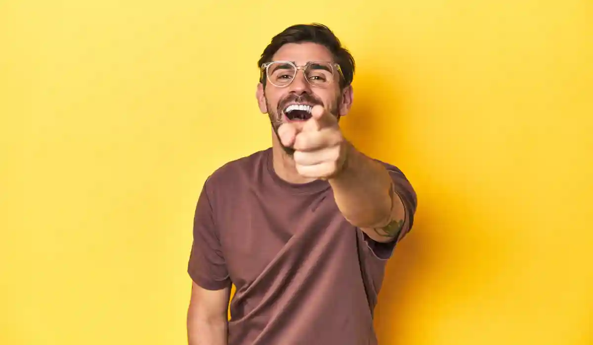 uomo punta il dito per prendere in giro