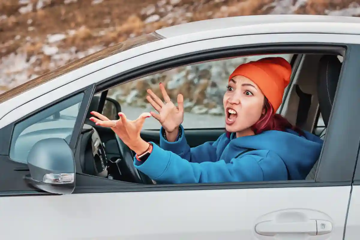 donna si arrabbia in auto