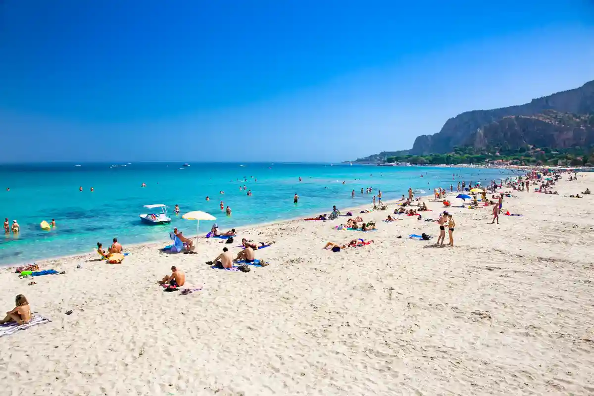 turisti e palermitani alla spiaggia di Mondello